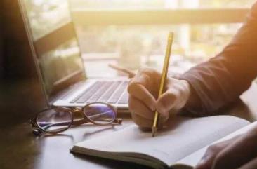 网上那些写作课赚钱是真的么?写作培训赚钱是不是骗局？配图